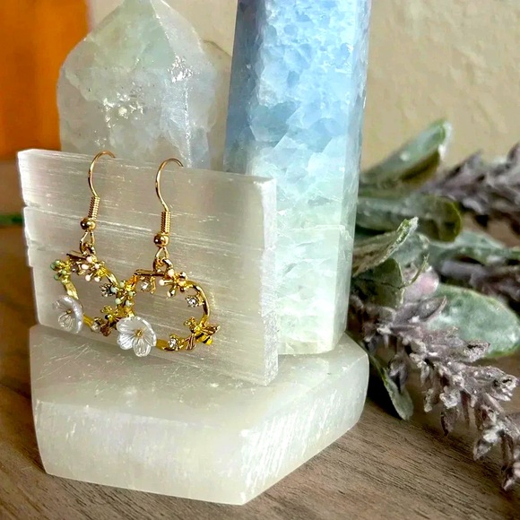 NWT Bees and Flowers Wreath Drop Hoop Earrings ๐ - Picture 3 of 4